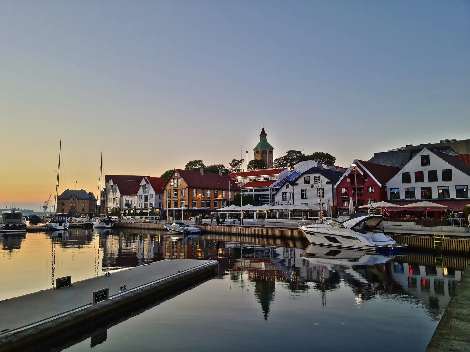 Vågen i Stavanger ved soloppgang, med Valbergtårnet og sjøhusene langs kaien